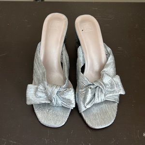 Initiation Randall Loeffler silver heel bow shoes 2” heel